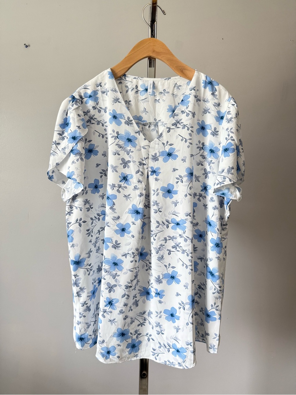 Anyally Women's XL Floral Blouse Blue White Summer Top Flutter Sleeve V-Neck